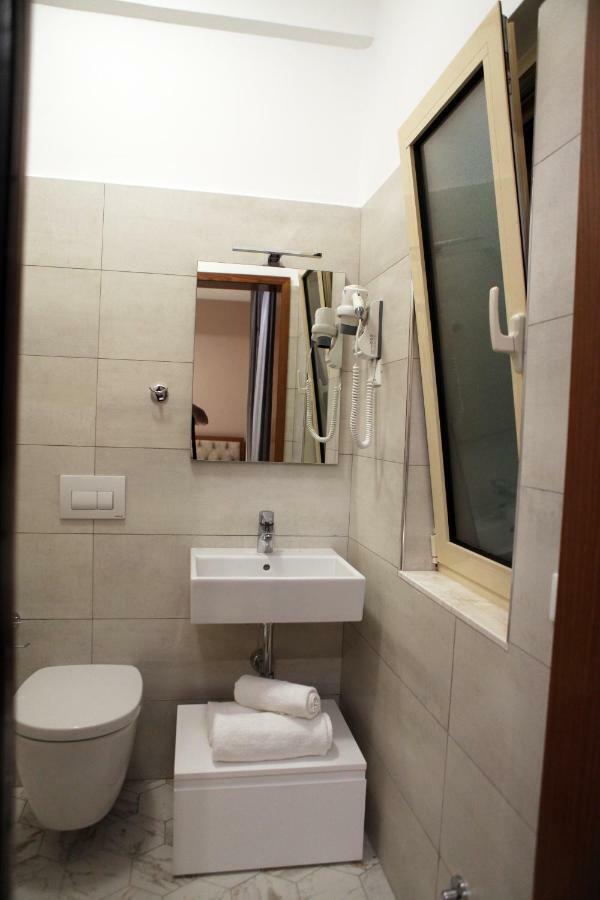 Hotel Pelikan ดิวิยาเกอ ภายนอก รูปภาพ