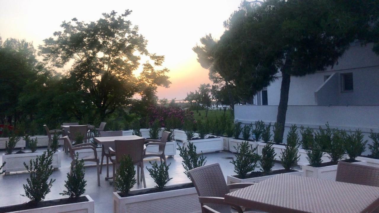 Hotel Pelikan ดิวิยาเกอ ภายนอก รูปภาพ
