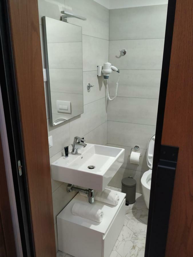 Hotel Pelikan ดิวิยาเกอ ภายนอก รูปภาพ